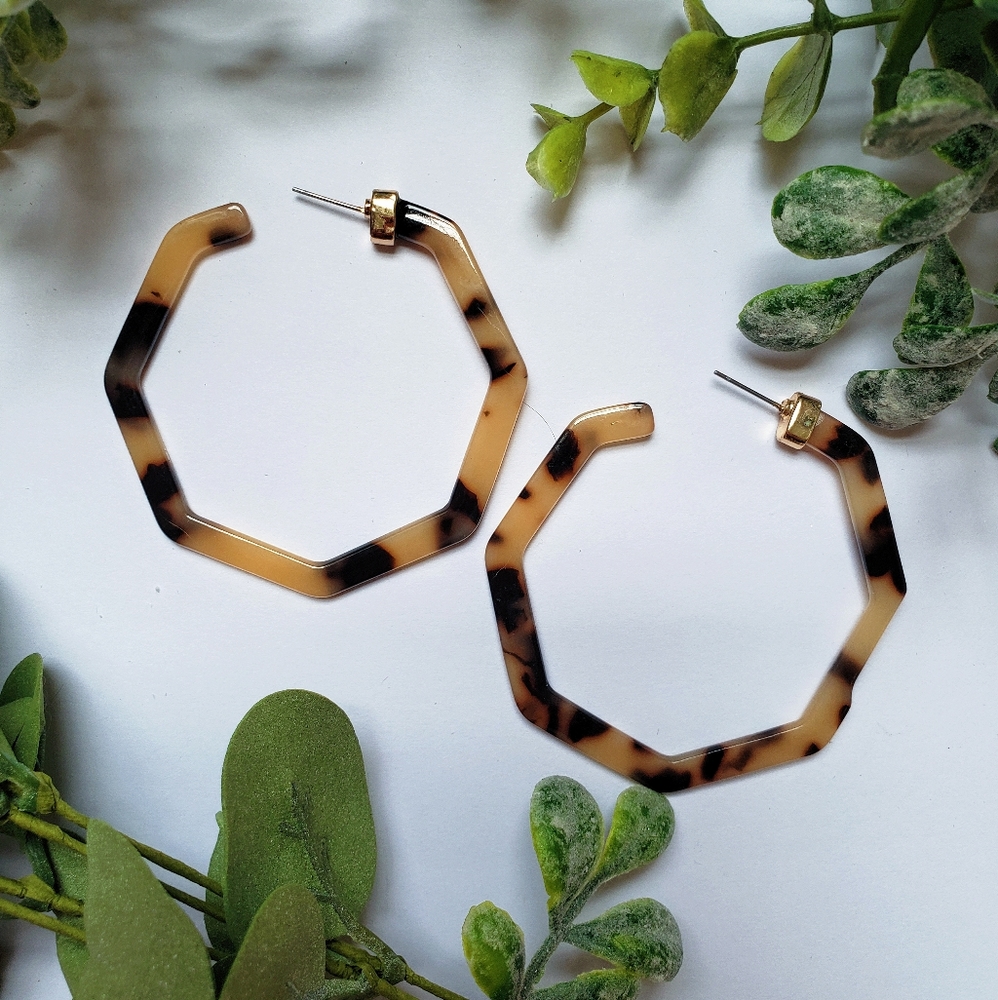 Francesca's Edie Tortoiseshell Hectagon Earrings